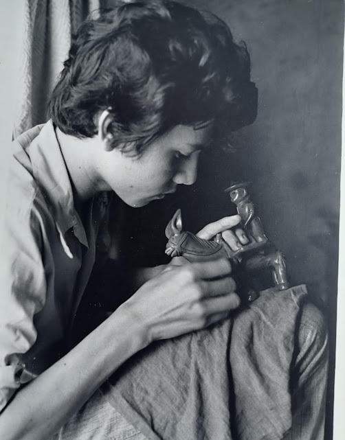 [Imagen de manos artesanas moldeando barro]